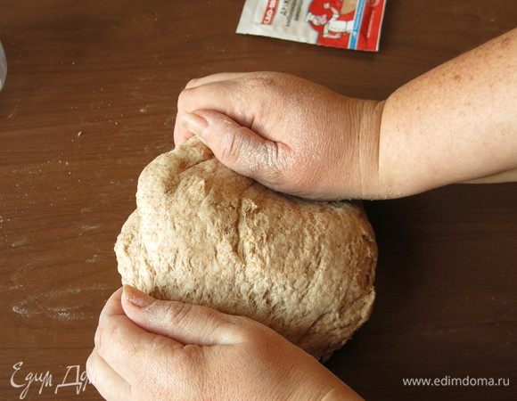 Кладем тесто на стол и замешиваем, если необходимо добавляем муку или воду.
