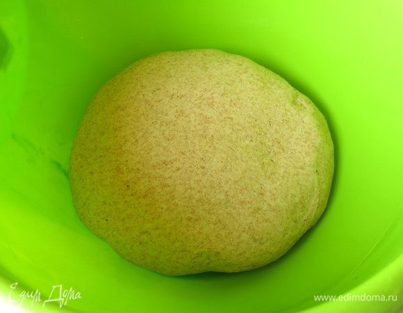 В смазанную маслом миску кладем тесто и выдерживаем 20 часов при комнатной температуре.
