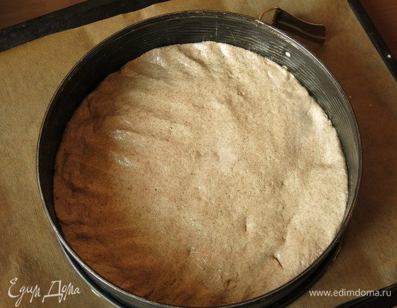 Кладем тестов форму или просто в кольцо на пергаменте с маслом.
