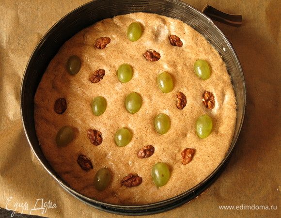 Даем тесту еще подрасти 40-60 минут. Вкладываем виноград и орехи.
