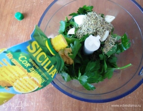 Влить растительное масло, лимонный сок, приправить свежемолотым перцем и хорошо взбить. Если вдруг под рукой не оказалось лимона, не беда, ситуацию спасет лимонный сок ТМ Sicilia.