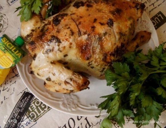 Духовку разогреть до 230°С. Смазать форму для запекания и верх курочки растительным маслом и запечь в течение 50 минут, до готовности. Если ваша курочка больше или меньше, ориентируйтесь по времени запекания.
Так как птичка у меня немаленькая, в процессе жарки я ее переворачивала для равномерной прожарки. С маленькими экземплярами этого можно не делать.