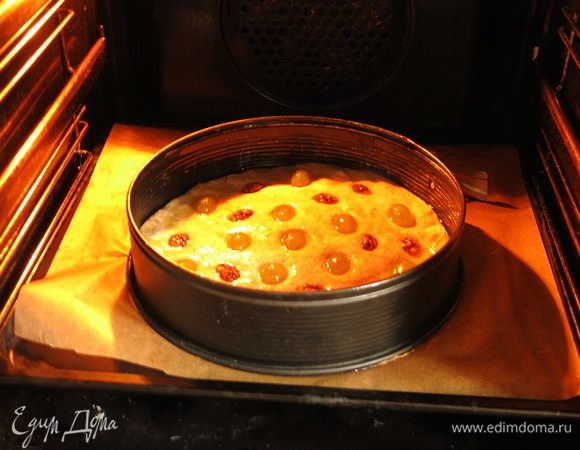 За это время нагреваем духовку до 250°С, нижний нагрев, ставим на нижний уровень, на 2-ой (на первом стало подгорать). 