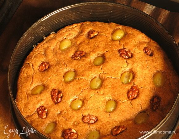 Через 25 минут переключаем на верхний-нижний нагрев, переставляем противень на средний уровень, запекаем до золотистого цвета.
