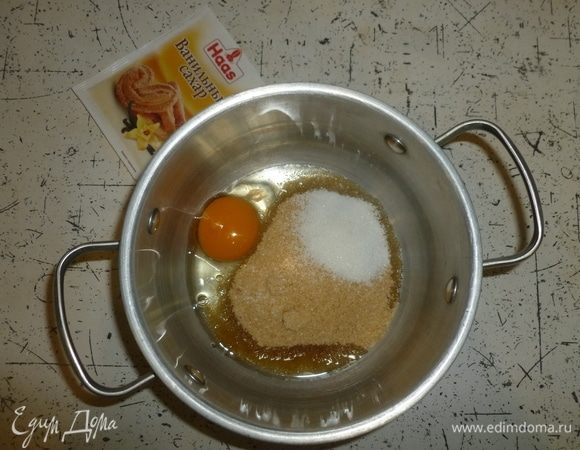 Сливочное масло немного размягчить в микроволновке. В миску разбить яйцо, добавить миндальную муку, сахар и ванильный сахар ТМ HAAS.  