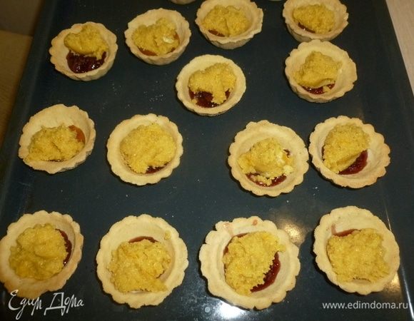 На джем выложить по десертной ложке крема. Поставить в духовку (190°С) на 18 минут.