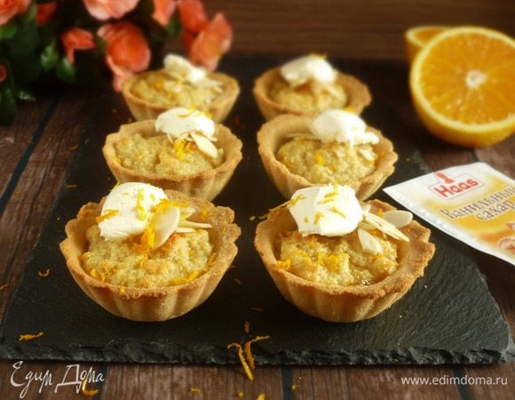 При подаче посыпать миндальными лепестками, положить по ложечке крем-фреша и натереть цедру апельсина. Приятного аппетита!