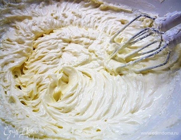 Сливочный сыр взбиваем с сахаром, добавляем сметану, яйца, еще раз хорошо взбиваем.