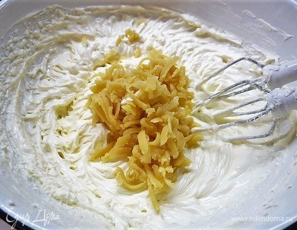 Добавляем натертый марципан.