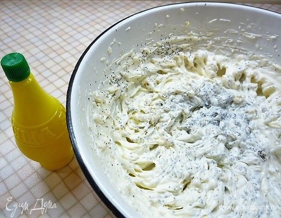 Всыпаем мак и перемешиваем до однородности.