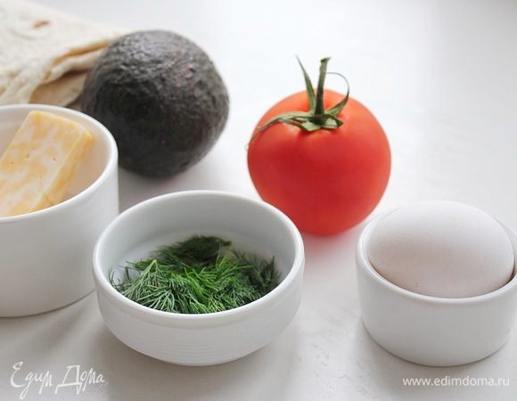 Петрушку можно смело заменить на другую любимую зелень. Томата потребуется 1/2. 