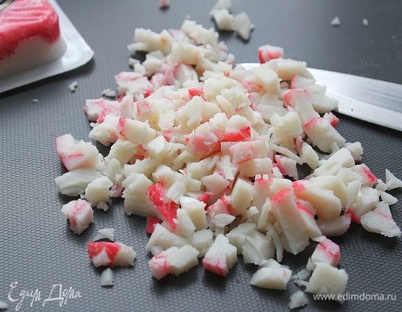 Крабовое мясо Vici нарезаем мелким кубиком.