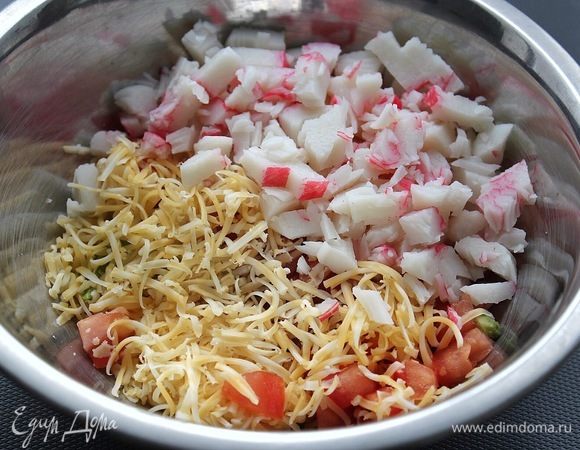 Соединяем подготовленные продукты. 