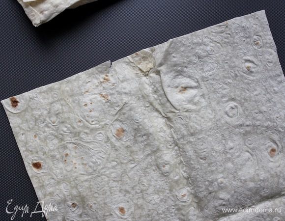 Из листа лаваша подготовим квадрат (на указанное количество начинки хватило 25х25 см).