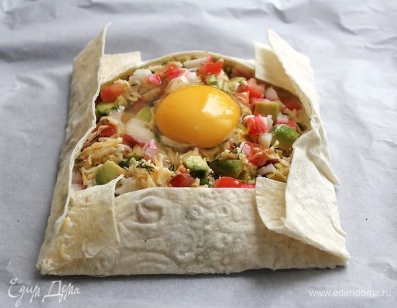 На этом этапе рекомендую корзинку из лаваша с начинкой перенести на противень, выложенный пергаментной бумагой и только после этого вбивать яйцо. Либо сразу начинять корзинку из лаваша на противне.