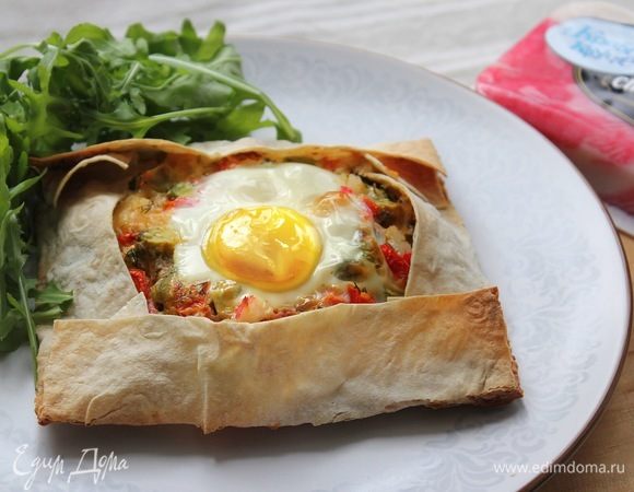 Отправляем в разогретую до 180ºС духовку на 15-20 минут. В случае, если вам нравится жидкий желток, то достаем сразу, как схватится белок. Приятного аппетита и солнечных дней!