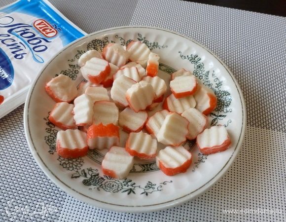 Для салата нам нужны крабовые палочки. Я беру крабовые палочки VICI, они сочные и вкусные. Можно нарезать их фигурно.