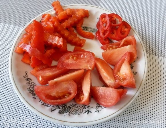 Режем сладкий перец соломкой, помидоры дольками, а чили тонкими колечками. 