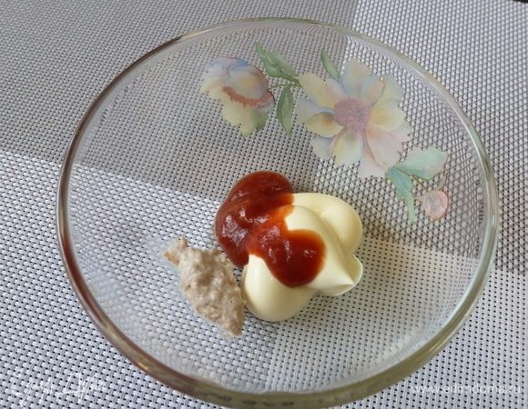 Для салата приготовим соус из майонеза, кетчупа и хрена. 
