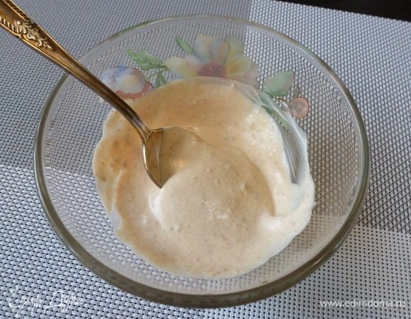 Тщательно размешаем. У соуса получается красивый розоватый цвет.
Моя френдесса по кулинарному блогу, проживающая в Европе, говорила, что такой соус был очень популярен в прошлом году (а может и в этом). И его подавали, кстати, с крабовыми палочками. Вот такая  закуска! :))