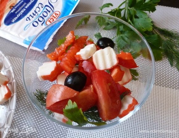 Собираем салат. В вазочку кладем кусочки красных овощей, крабовые палочки, зелень (водоросли), маслины (морские камешки).
