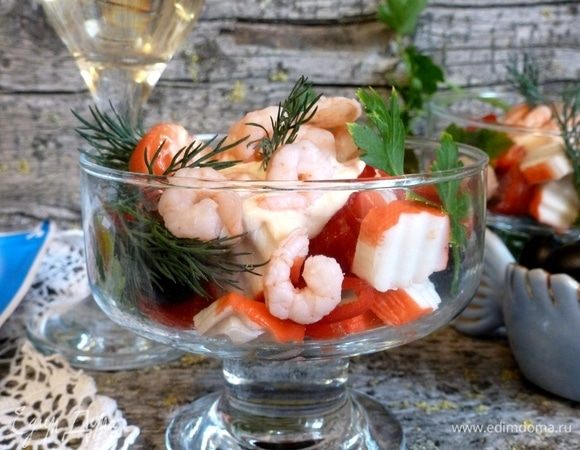 Сверху кладем пару ложек соуса и салатные креветки. Сразу же подавать к столу! Не забудьте бокал сухого вина. Приятного аппетита!