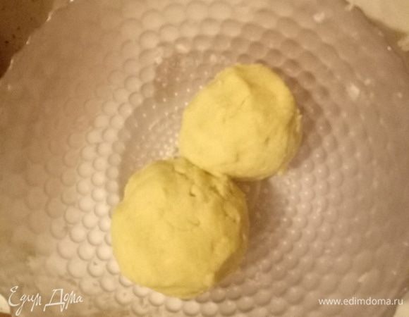 Разделить тесто на две неравные части и поставить в морозилку. В это время можно заняться начинкой.