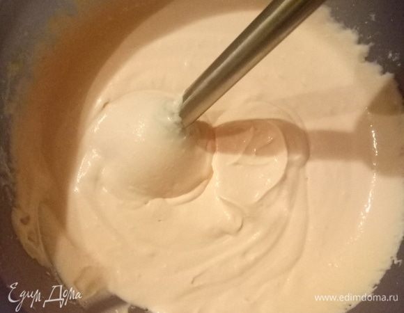 Смешать творог, половину сахара, яйца, ванилин ТМ Haas, сметану и кисель. Пробить хорошенько блендером до получения однородной массы. Крупинок творога не должно остаться. Для усиления цвета можно добавить пищевой краситель.