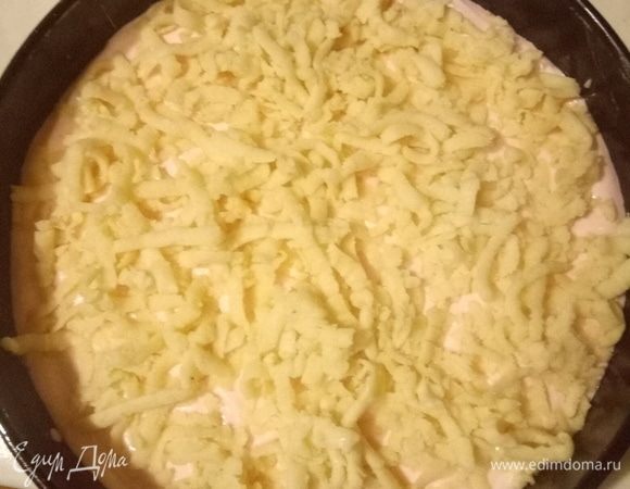 Достаем тесто из морозилки, крупный кусок пальцами распределяем по дну формы. Выкладываем начинку, сверху натираем на крупной терке оставшееся тесто. Ставим в духовку на 180°С на 30 минут.