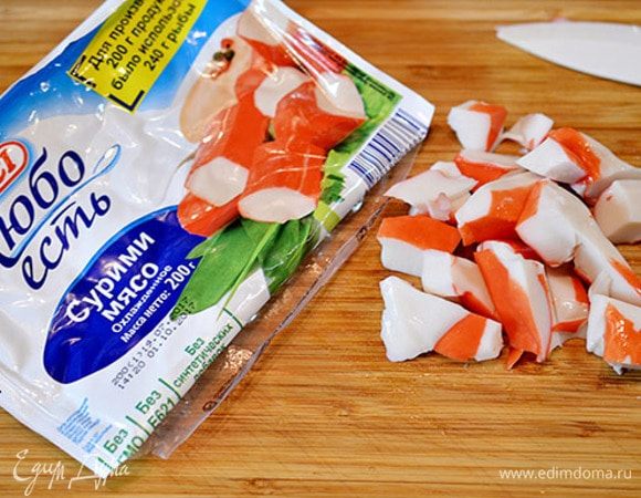 Тем временем сделаем крабовый крем. Крабовое мясо ТМ VICI произвольно нарезать. Я в своих блюдах всегда использую крабовое мясо и палочки ТМ VICI, они очень вкусные и сочные, кроме того, крабовые палочки этой марки поражают многообразием своего ассортимента. 