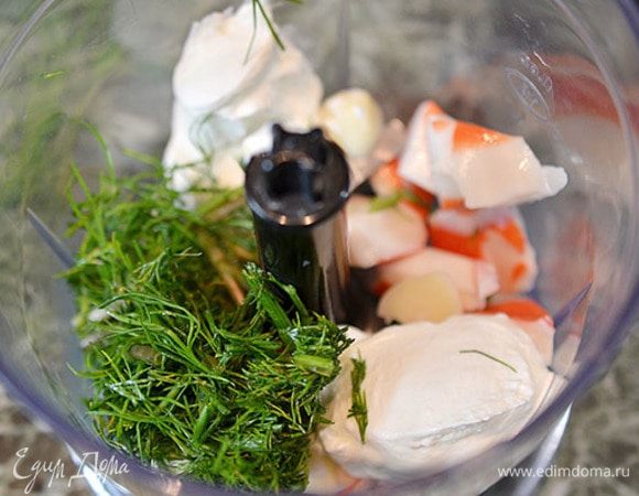 В чашу блендера кладем палочки, укроп, чеснок и сметану. Посолим.