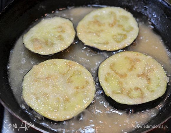 Баклажаны обваливаем в муке, смешанной с солью. И обжариваем в горячем масле с двух сторон до золотистого состояния.