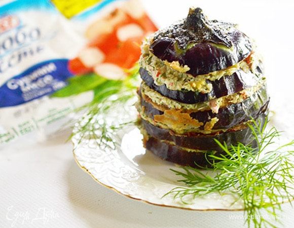 Собираем нашу закуску: каждый кружок баклажана промазываем крабовым кремом и складываем башенкой.