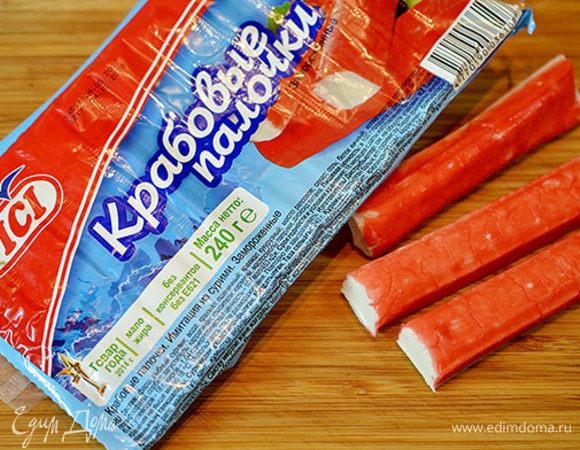 Крабовые палочки разморозить. Я в своих блюдах всегда использую крабовые палочки VICI. Они очень вкусные, сочные, сделаны из натуральных ингредиентов.