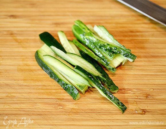 Огурец нарезать тонкой соломкой.