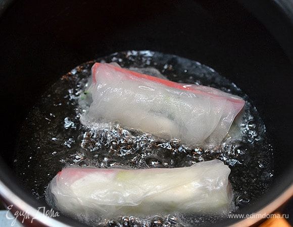 Обжарить в кипящем масле и сразу подать к столу.