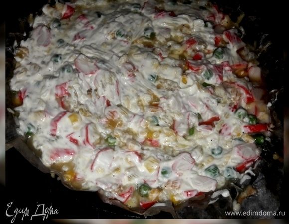 Смазать майонезом и отправить в духовку на 45 минут при температуре 200°С. За 10 минут до готовности посыпать оставшимся сыром и запекать до золотистого цвета.