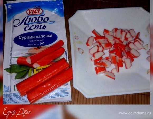 Крабовые палочки Vici нарезать.