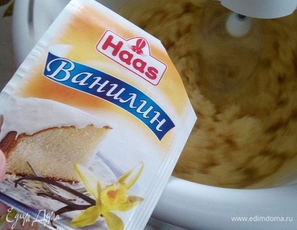 Подготавливаем продукты. В чашу миксера выкладываем сливочное масло комнатной температуры. Добавляем сахар и соль. Взбиваем 2-3 минуты. Добавляем ванилин ТМ Haas.