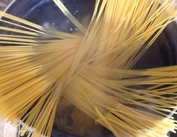 Спагетти отварить в подсоленной воде. Смешать с беконом и полить соусом. Перемешать.