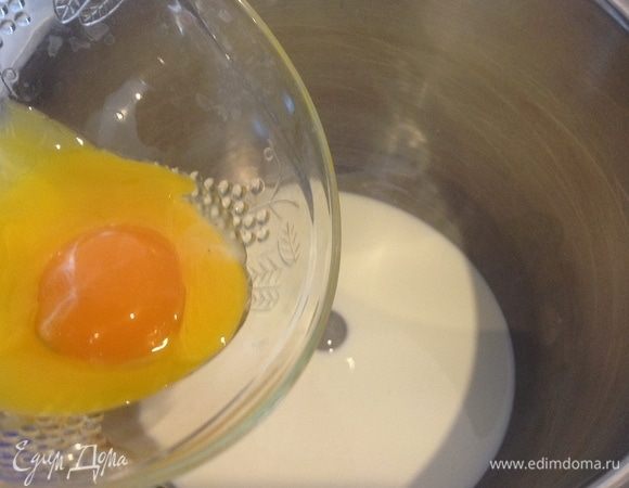 Взбить сливки с желтками и сыром. Добавить соль и перец по вкусу. Можно добавить измельченный базилик. 