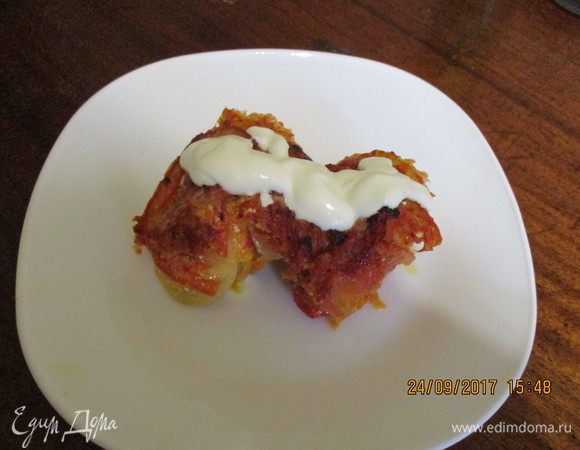 Перец моем, вырезаем хвостик и убираем сердцевину.