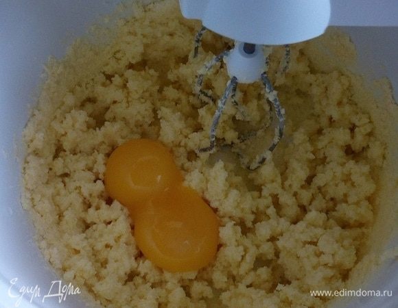 Яйцо разделяем на белки и желтки. В чашу миксера добавляем желтки и растительное масло. Взбиваем 1 минуту. 