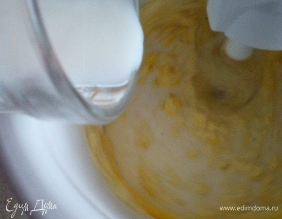 Добавляем молоко. Взбиваем до однородности.