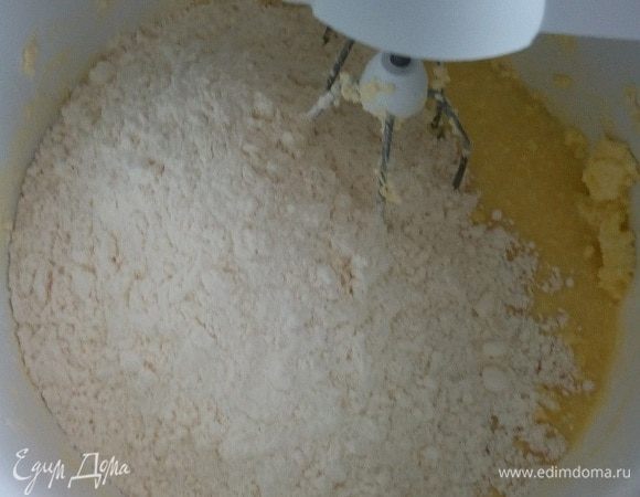 Добавляем просеянную муку и разрыхлитель. 