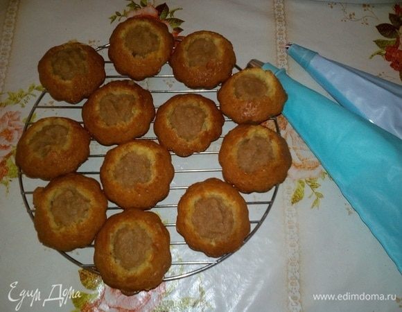 Начиняем ягодным или яблочным джемом-пюре. Украшаем кремом и кондитерскими посыпками.
