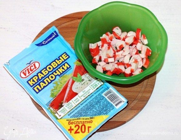 Крабовые палочки VICI нарезаем кубиками.