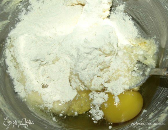 Добавляем яйца и муку (чтобы масса не расслоилась). Взбиваем.