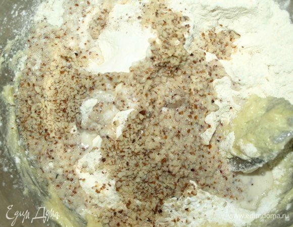 Добавляем измельченный миндаль, молоко. Все соединяем. 