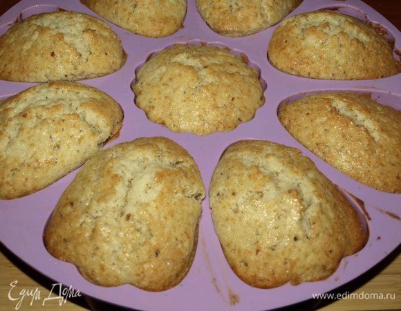 Отправляем в заранее разогретую до 180°С духовку на 20-25 минут. Готовые кексы пружинят под пальцами. Если кекс выпекать в большой форме, то время увеличить и готовность проверить сухой бамбуковой палочкой. Даем кексам полностью остыть. Когда кексы остыли, то осторожно достаем их. Надо это делать очень аккуратно, потому что кексы очень нежные и хрупкие. 